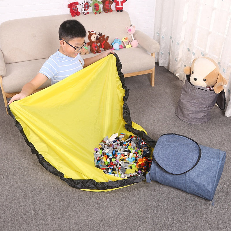 Toy storage bin holding blocks